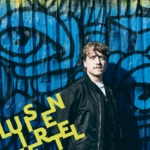 Titelbild Luisenviertelmagazin Leo Mazzarella vor Graffiti in blau und gelb