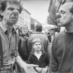 Schwarzweiß-Bild: Zwei Clowns und ein Junge beim Luisenfest Ende der 80er