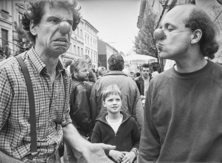 Schwarzweiß-Bild: Zwei Clowns und ein Junge beim Luisenfest Ende der 80er