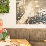 Catherine Tilmanns sitzt im Cafe Freberts