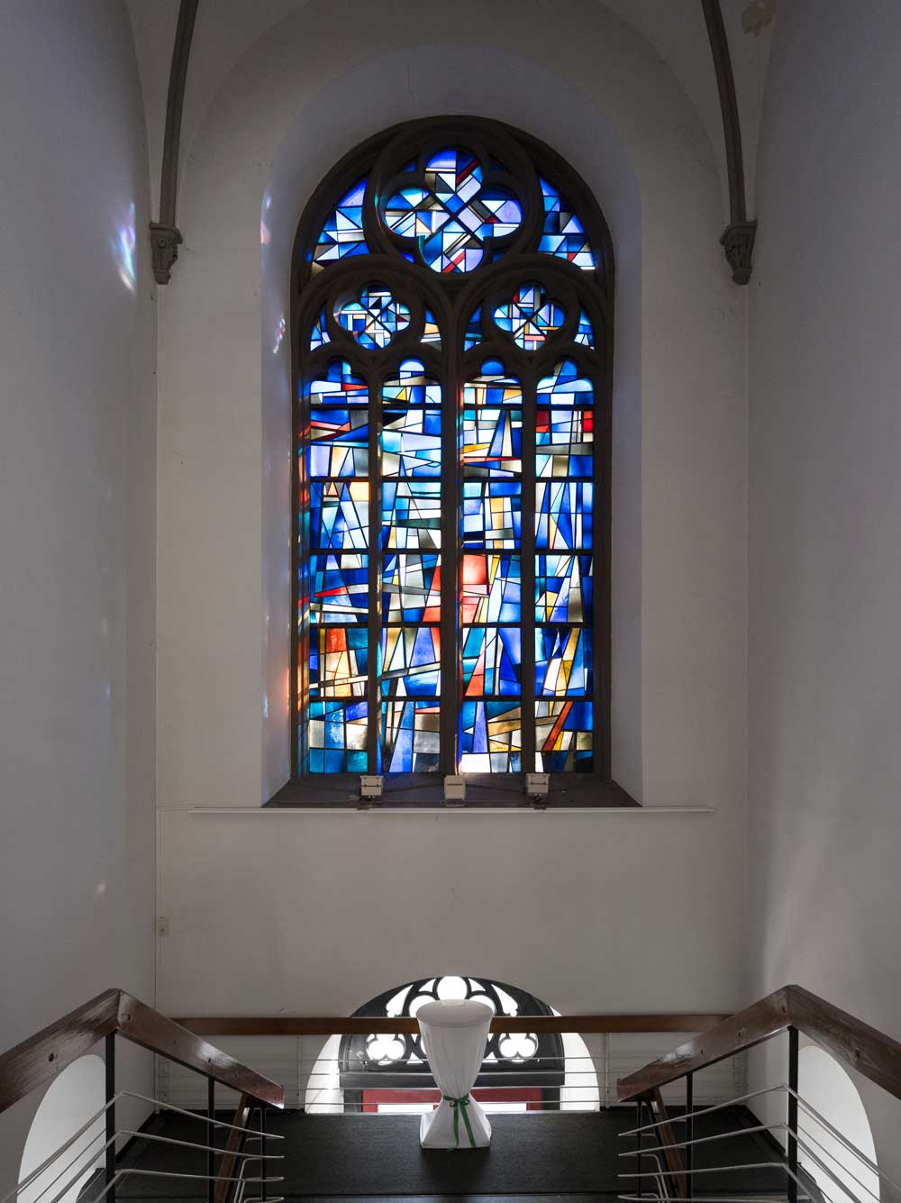 Innenaufnahme des Kirchenfensters der Sophienkirche im Luisenviertel