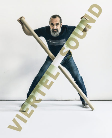 Designer und Musik-Junkie Rob Fährmann hält zwei Stangen zu einem X