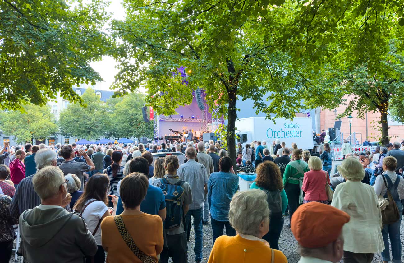 Menschenmenge auf dem Laurentiusplatz bei einem Konzert