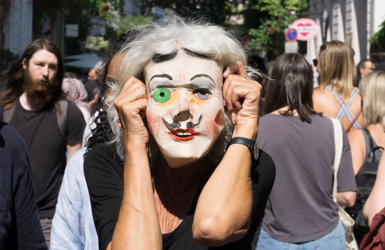 Mann mit Maske auf dem Luisenfest 2024