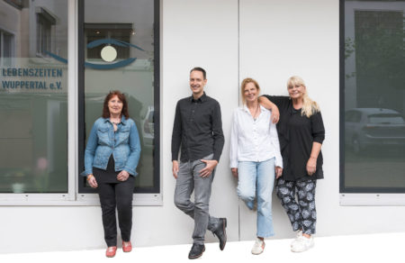 Gruppenbild: Vorstandsmitglieder des Hospizvereins Lebenszeiten vor dem Büro