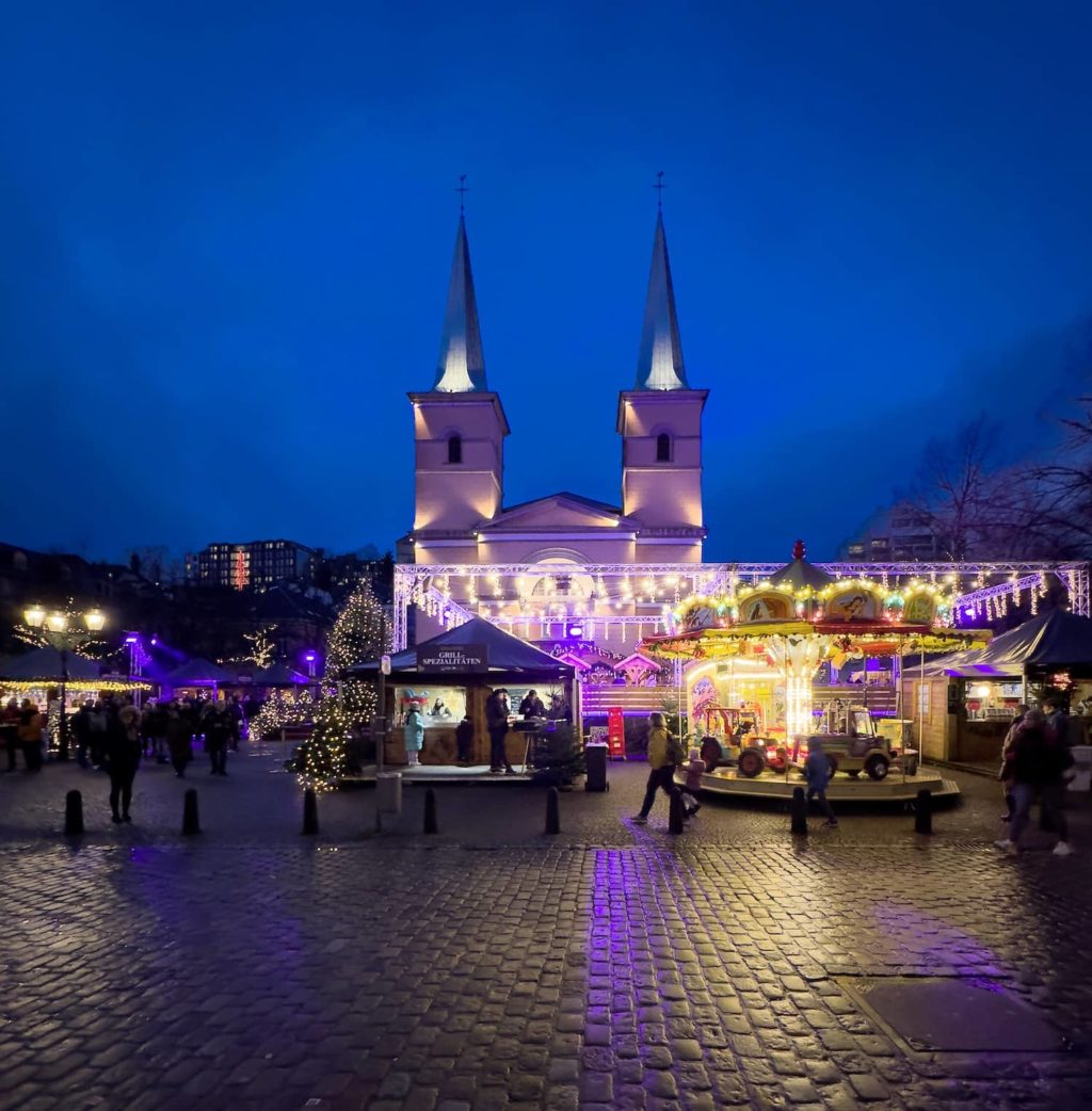 Beleuchtung bei Nacht auf dem Weihnachtsmarkt am Laurentiusplatz