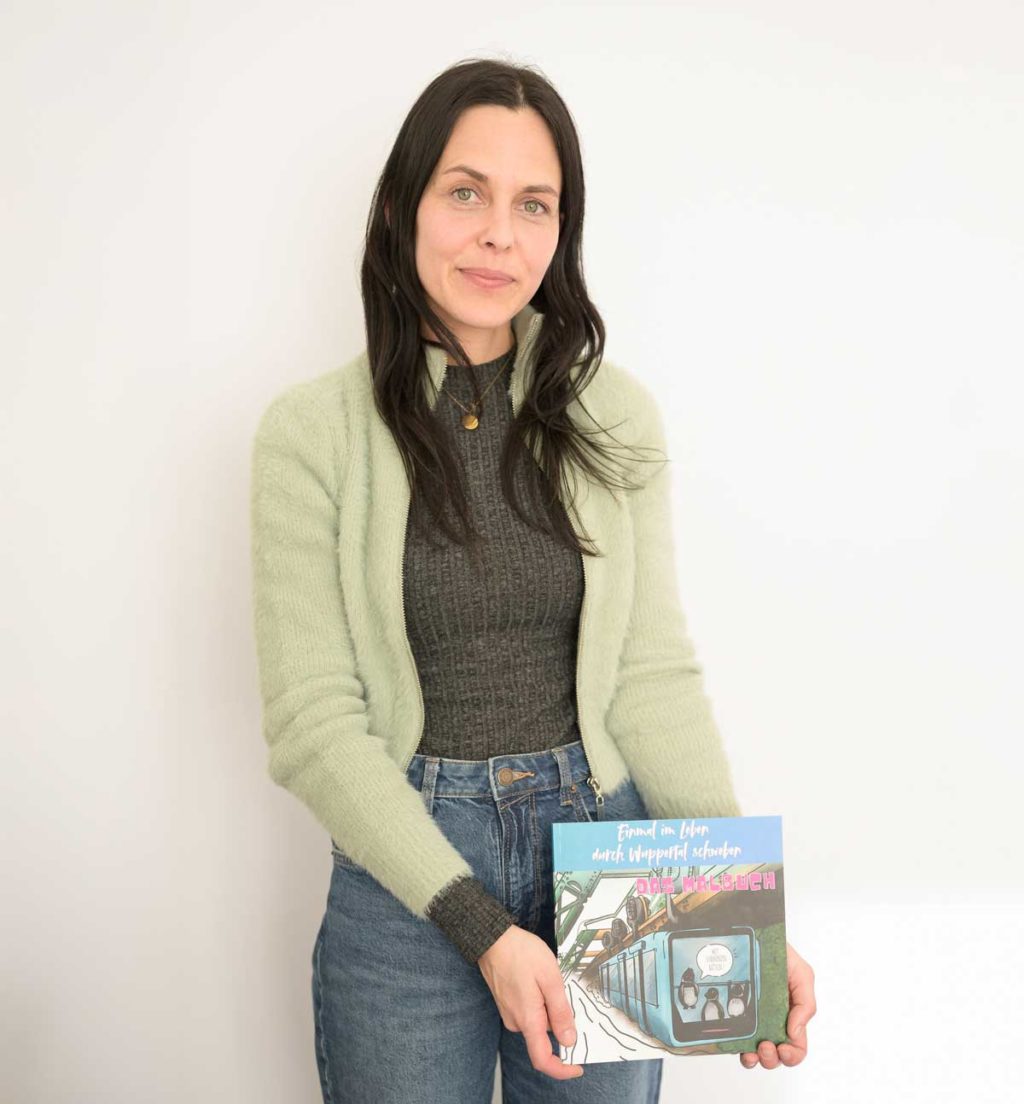 Kinderbuchautorin Katrin Schmitz mit dem Malbuch zu "Einmal im Leben durch Wuppertal schweben"