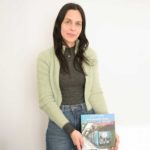 Kinderbuchautorin Katrin Schmitz mit dem Malbuch zu "Einmal im Leben durch Wuppertal schweben"