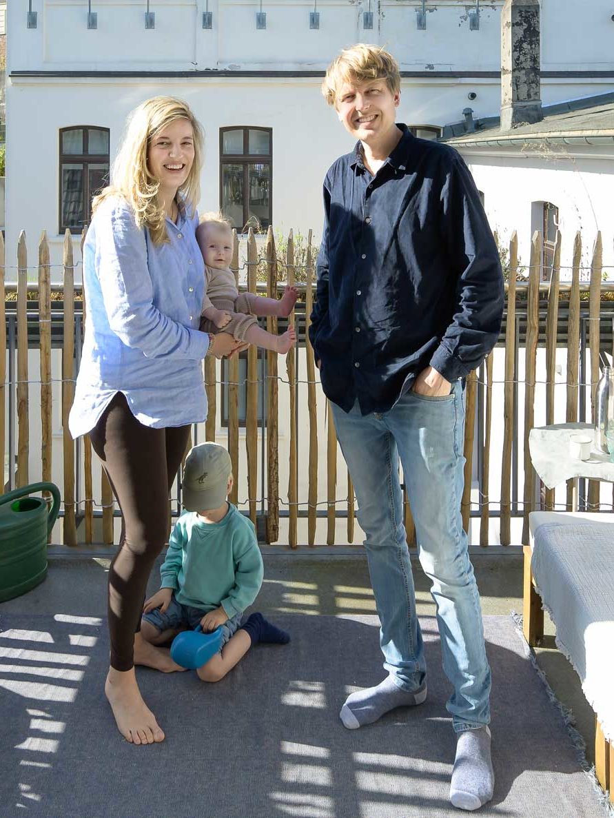 Familie Näsemann auf ihrem Balkon