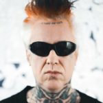 Tätowierer Peter Karlsruhen mit Sonnenbrille Frontalporträt