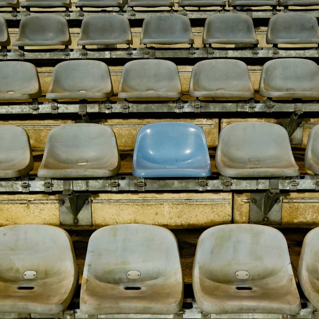 Abgenutzte Sitzschalen im Stadion Zoo