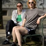 Annuk und Emma auf einer der Bänke am Laurentiusplatz