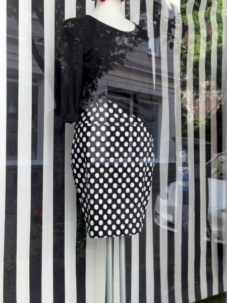 Mode-Schaufenster im Luisenviertel im Schwarzweiß-Look