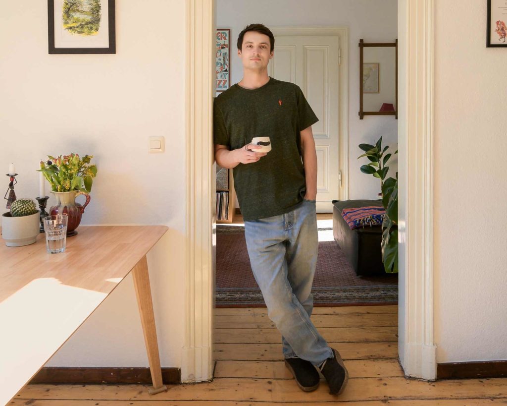 Pina-Bausch-Tänzer Edd Arnold in seiner Wohnung im Luisenviertel