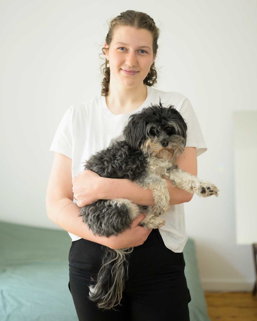 Nora mit ihrem Hund Willow in ihrer Wohnung im Luisenviertel
