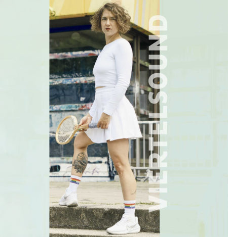 Unbreakable_Daani im Tennisoutfit mit Schläger. Rechter Rand Schrift Viertelsound