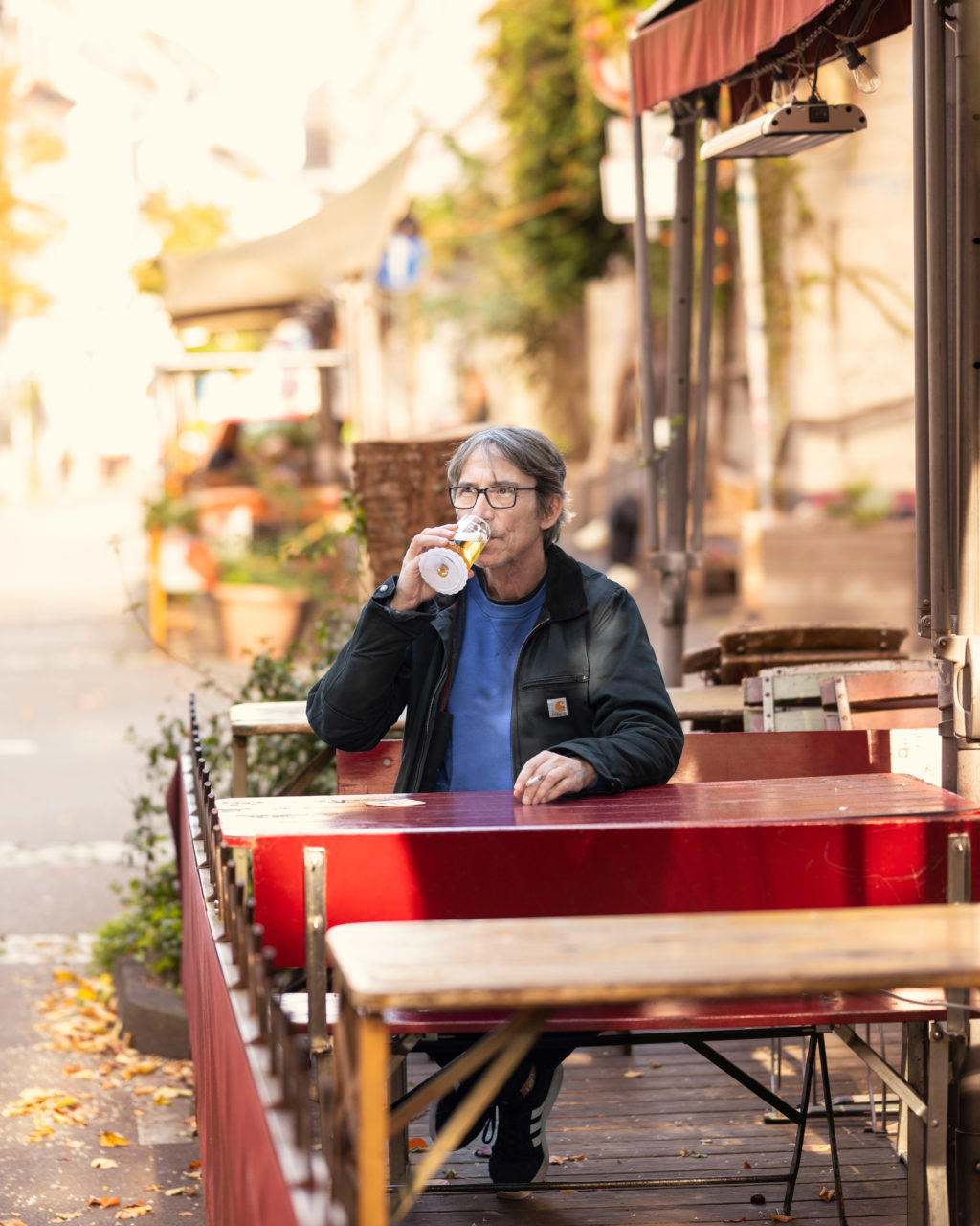 Außenaufnahme von Andreas Eisenschneider im Biergarten