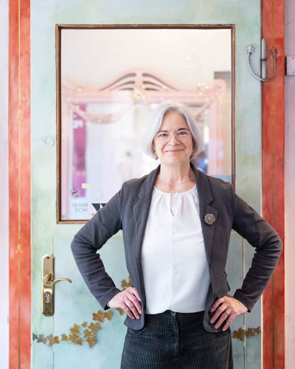Johanna Hecker-Beer vor dem Rosa Schmuckladen