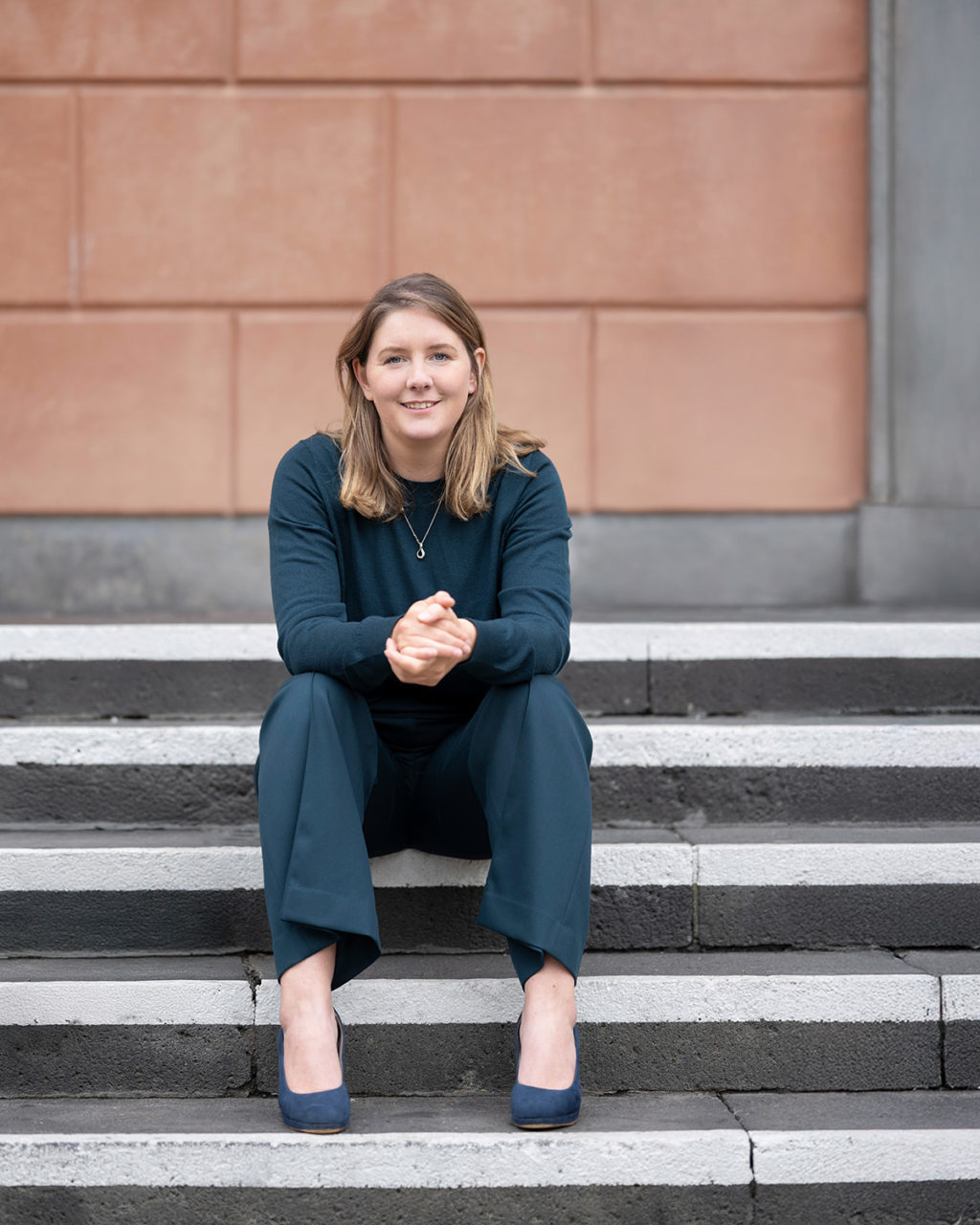 Wuppertals Oberbürgermeisterin Miriam Scherff auf den Stufen der Laurentiuskirche