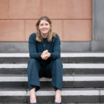 Wuppertals Oberbürgermeisterin Miriam Scherff auf den Stufen der Laurentiuskirche