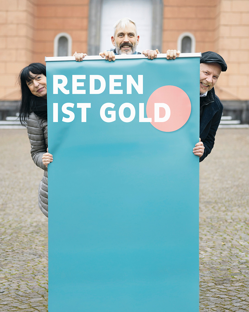 Petra Hornig (li.) und Jens Hochkirch (Mi.) vom Krisendienst Wendepunkt mit Nachtbürgermeister Thomas Plath vor der Laurentiuskirche in Wuppertal