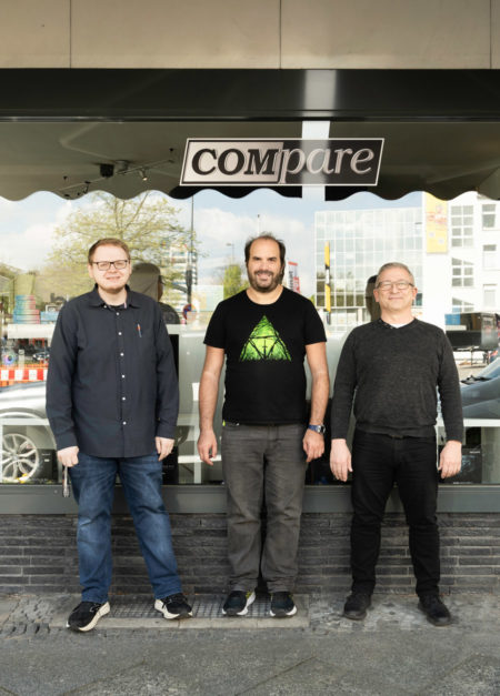 Das Team von Compare vor ihrem Ladengeschäft in der Aue