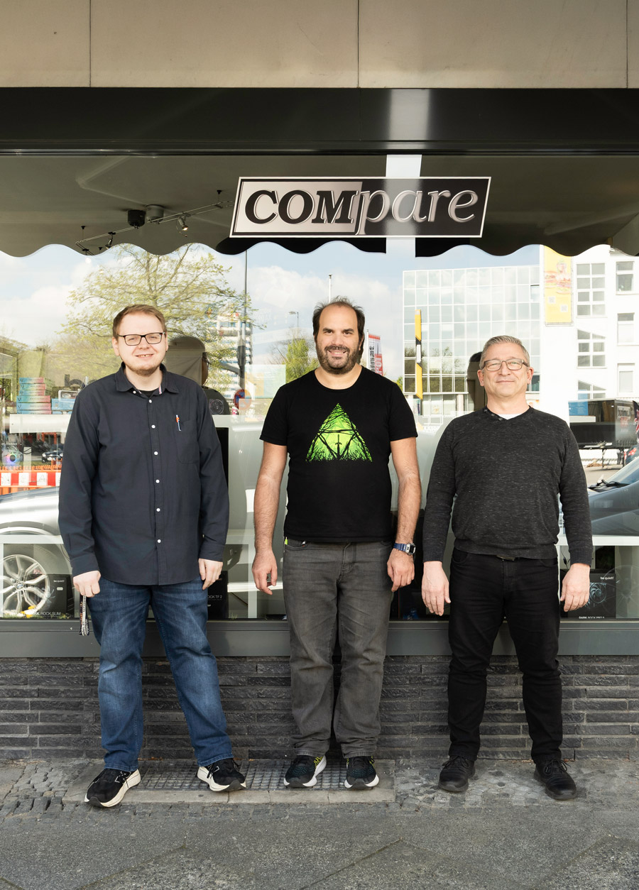 Das Team von Compare vor ihrem Ladengeschäft in der Aue
