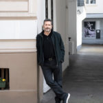 Music4Friends-Gründer Sascha Poddey am Eingang zum Unternehmen in der Luisenstraße Wuppertal