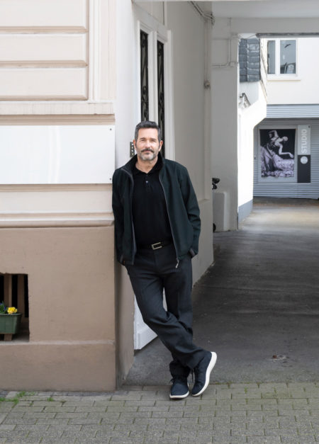 Music4Friends-Gründer Sascha Poddey am Eingang zum Unternehmen in der Luisenstraße Wuppertal