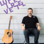 Titelbild des Magazins Luisenviertelmagazin 1/2026 Sascha Poddey mit Gitarre