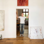 Künstler Achim Saure steht in seinem Atelier in der Untergrünewalder Straße