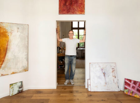 Künstler Achim Saure steht in seinem Atelier in der Untergrünewalder Straße