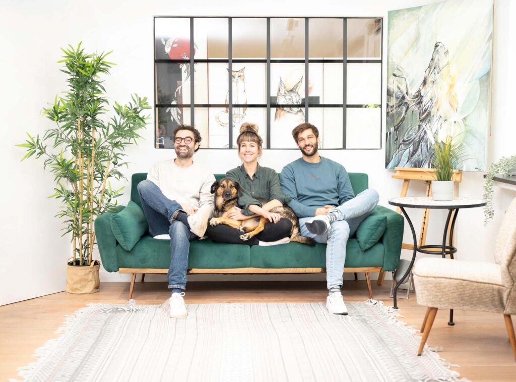 Das Team von LIgarti auf der Couch in ihrem Büro im Luisenviertel