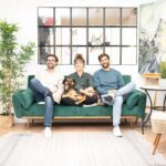 Das Team von LIgarti auf der Couch in ihrem Büro im Luisenviertel