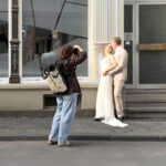 Fotografin und Hochzeitspaar beim Fotoshooting auf der Luisenstraße