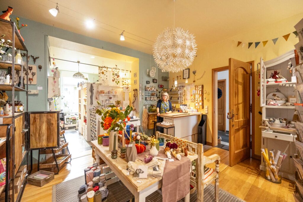 Sabine Lück in ihrem Laden Schön & Gut im Luisenviertel