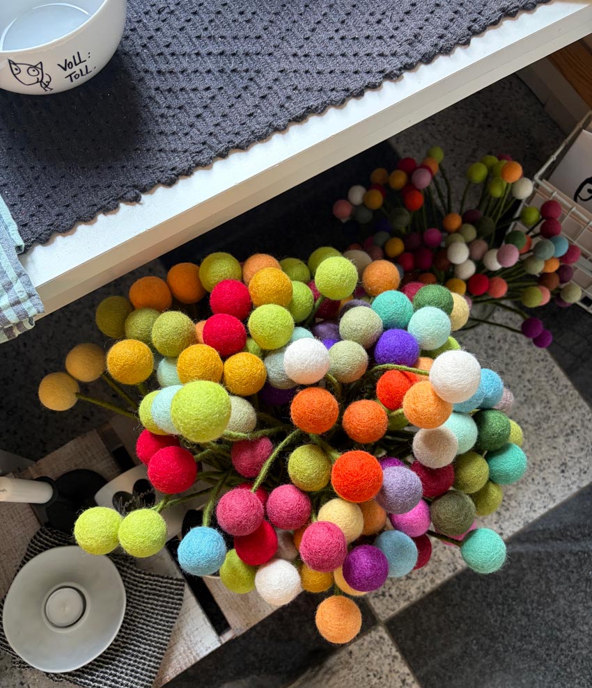 Bunte Filzblumen von oben