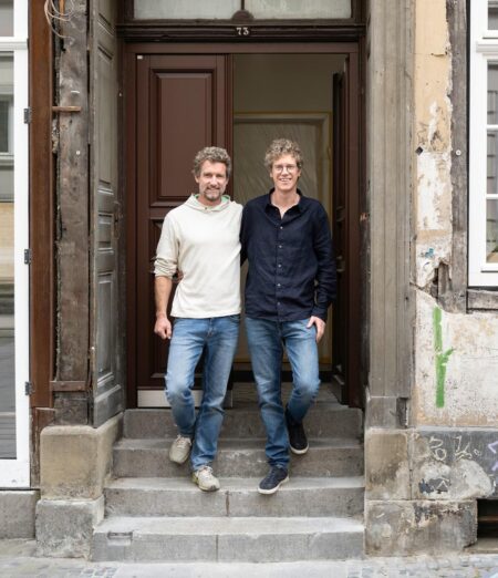 Max und Michel Baumeister im Eingang des sanierten Gebäudes Luisenstraße 73