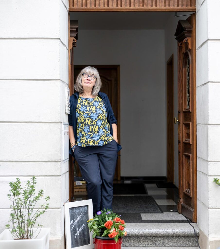 Inhaberin Sabine Lück im Eingang des Ladens Schön & Gut