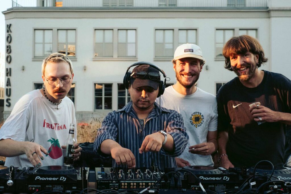 Gruppenbild SUBBA Kollektiv am DJ Pult