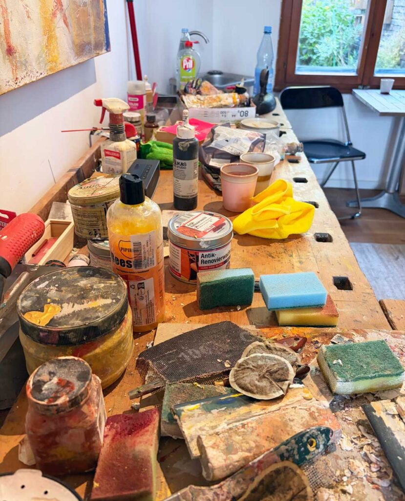 Werkbank mit Malutensilien von Achim Saure